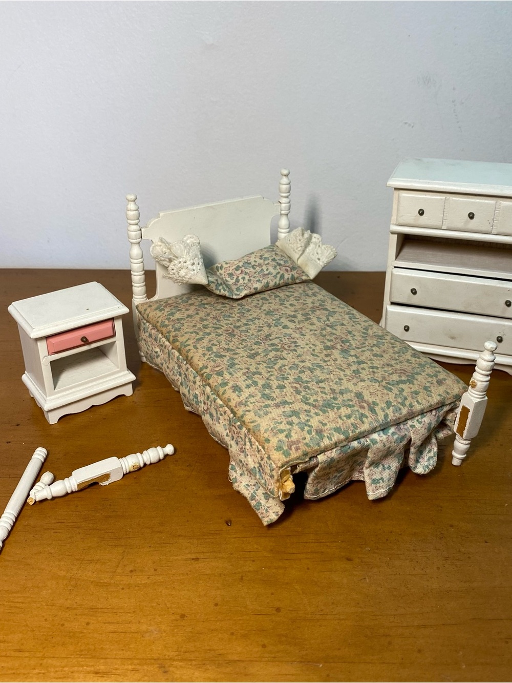 Vintage Dollhouse 1:12 Bedroom Furniture Girls Bed Dresser White Needs Repair